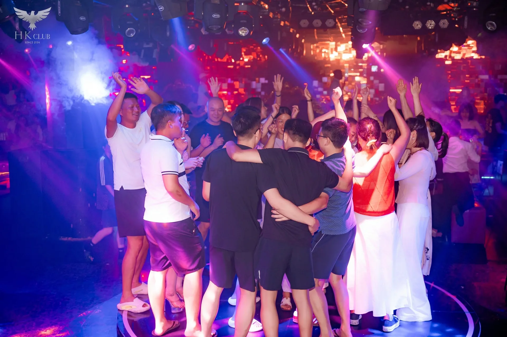 Cả nhóm cùng nhảy trên sân khấu tròn tại HK Club
