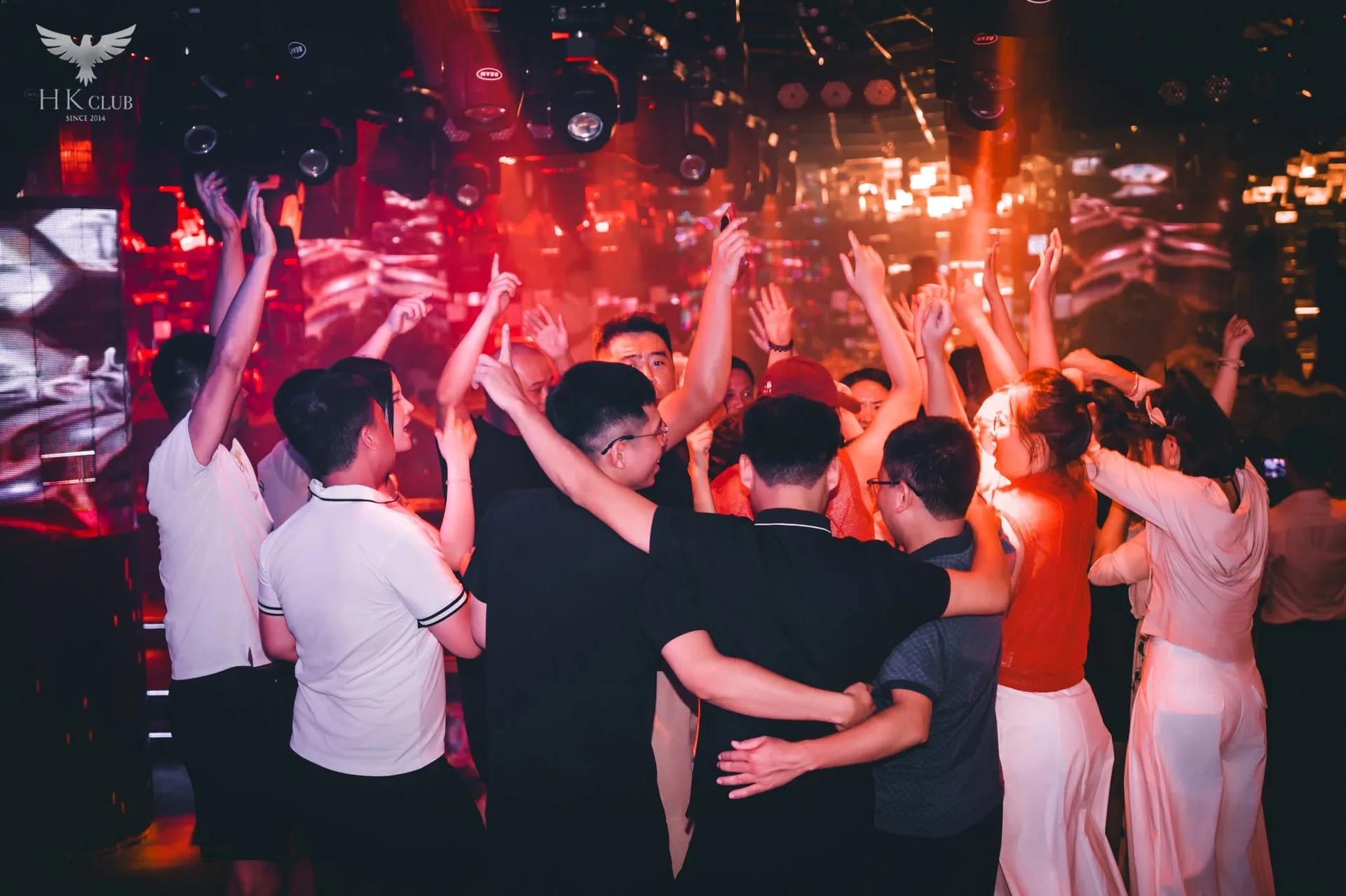 HK Club Nha Trang — nhóm bạn khoác vai giơ tay theo nhạc