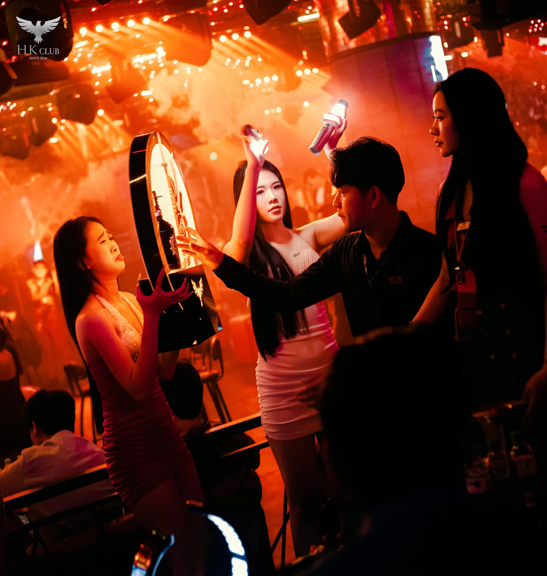 Màn phục vụ bàn với biển đèn logo đại bàng tại HK Club