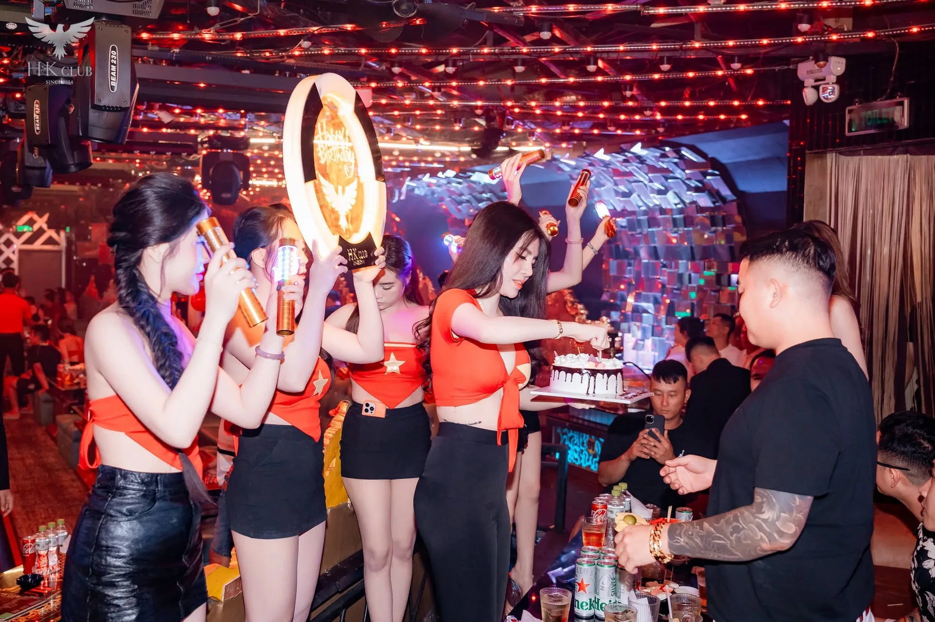 Tiệc sinh nhật có bánh kem cạnh tường khối gương tại HK Club