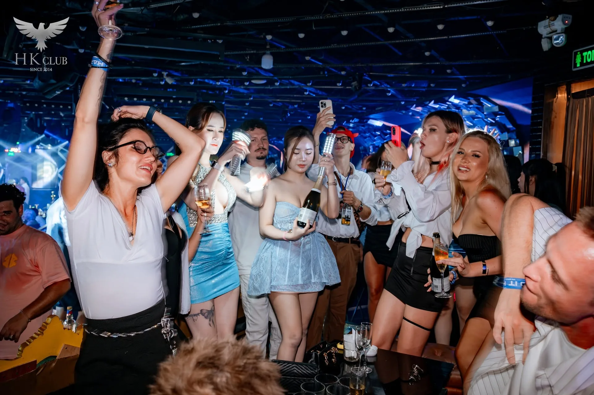 Nhóm bạn quốc tế cùng vui dưới trần đèn xanh tại HK Club