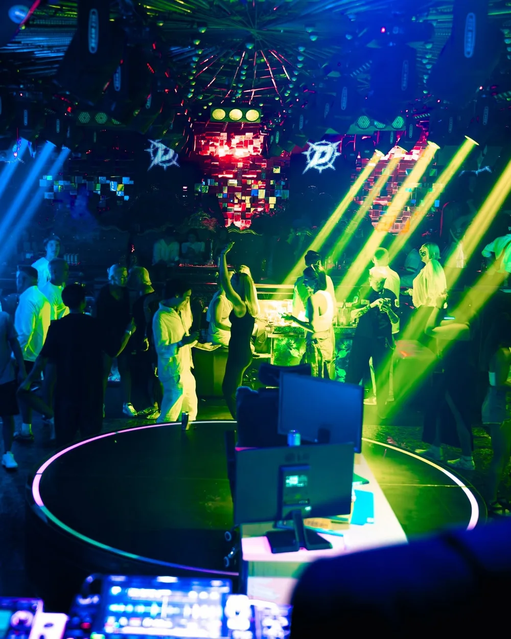 Sân khấu tròn viền đèn và tia đèn quét nhìn từ bốt DJ tại HK Club Nha Trang
