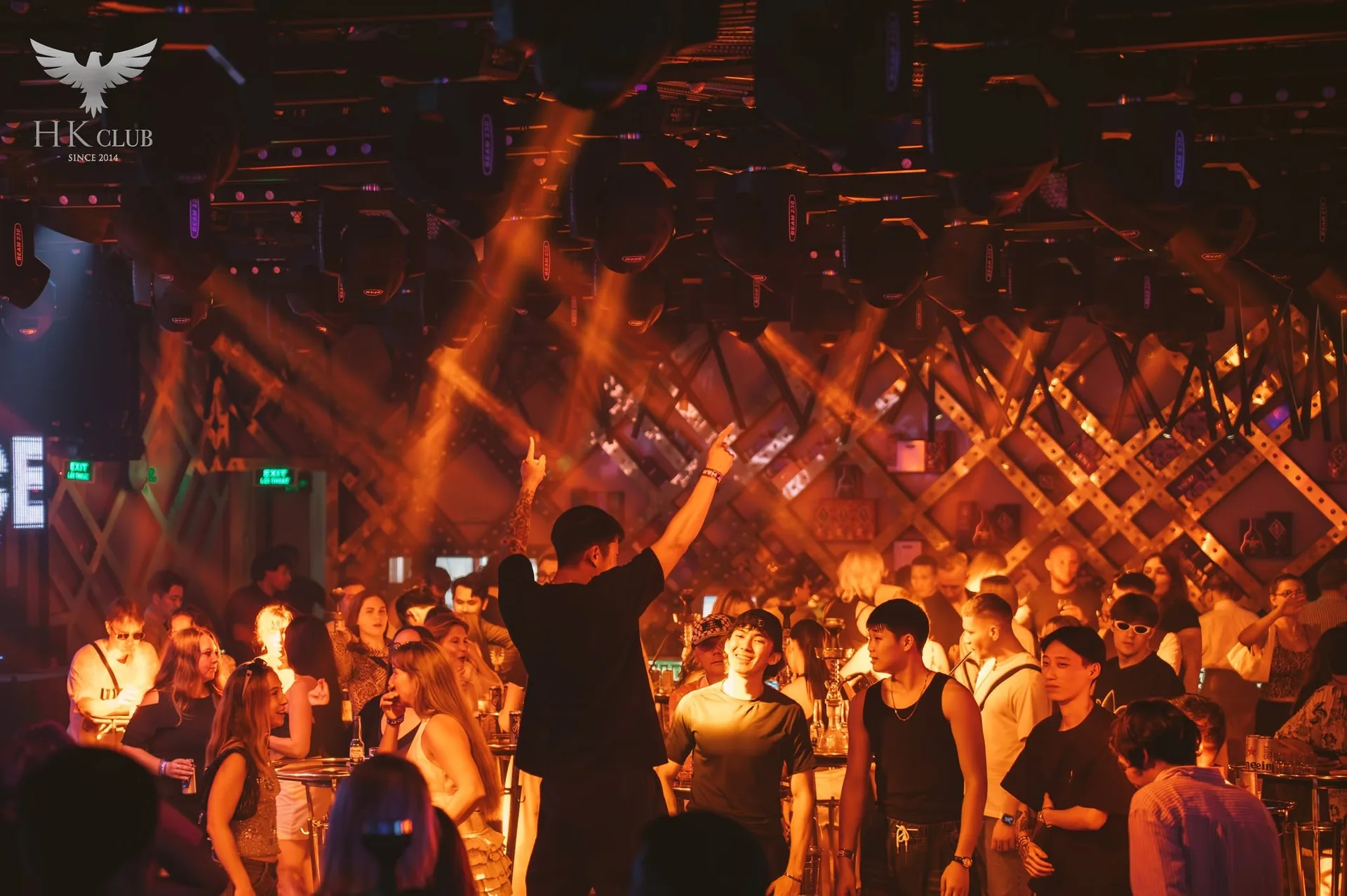 Trần giàn thép đan hình thoi treo kín đèn moving head trên sàn HK Club Nha Trang