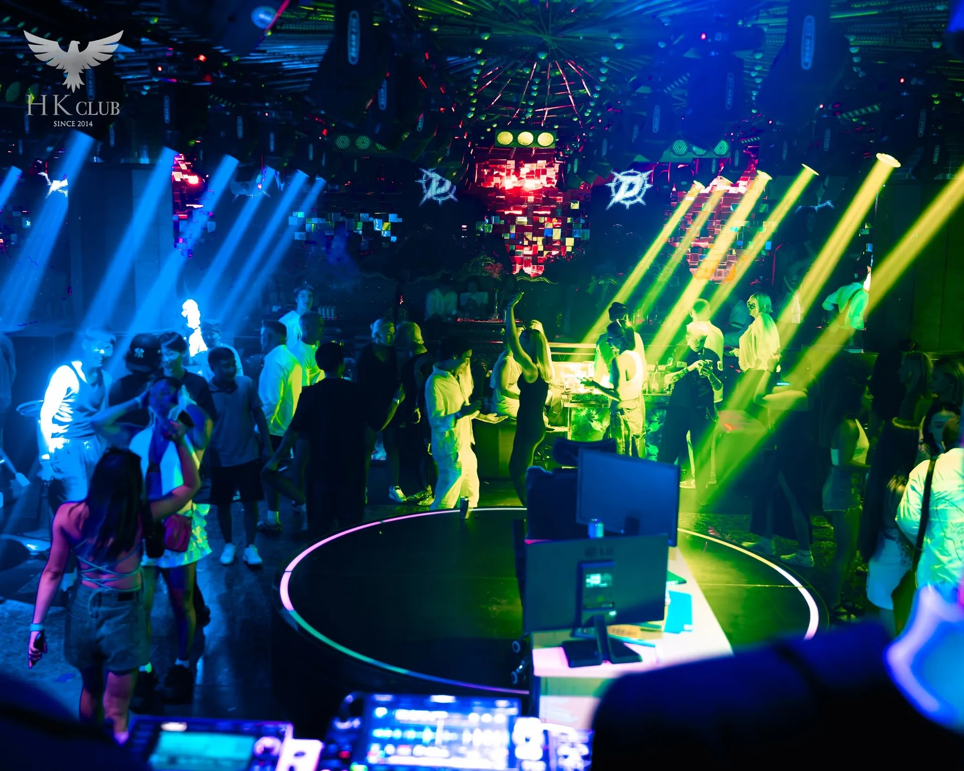Tia đèn quét qua sân khấu tròn nhìn từ bốt DJ HK Club Nha Trang