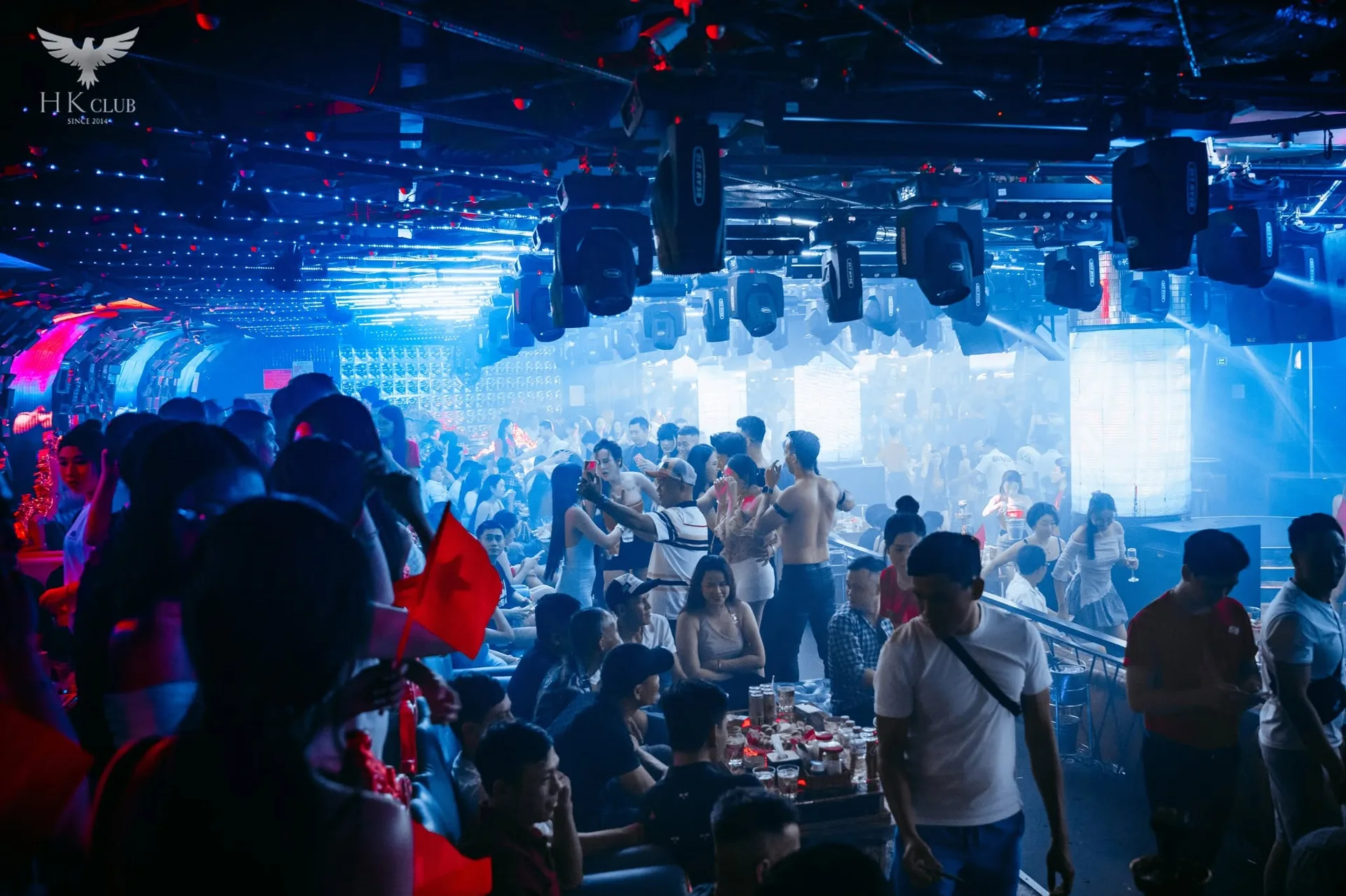 Toàn cảnh phòng HK Club dưới trần đèn xanh