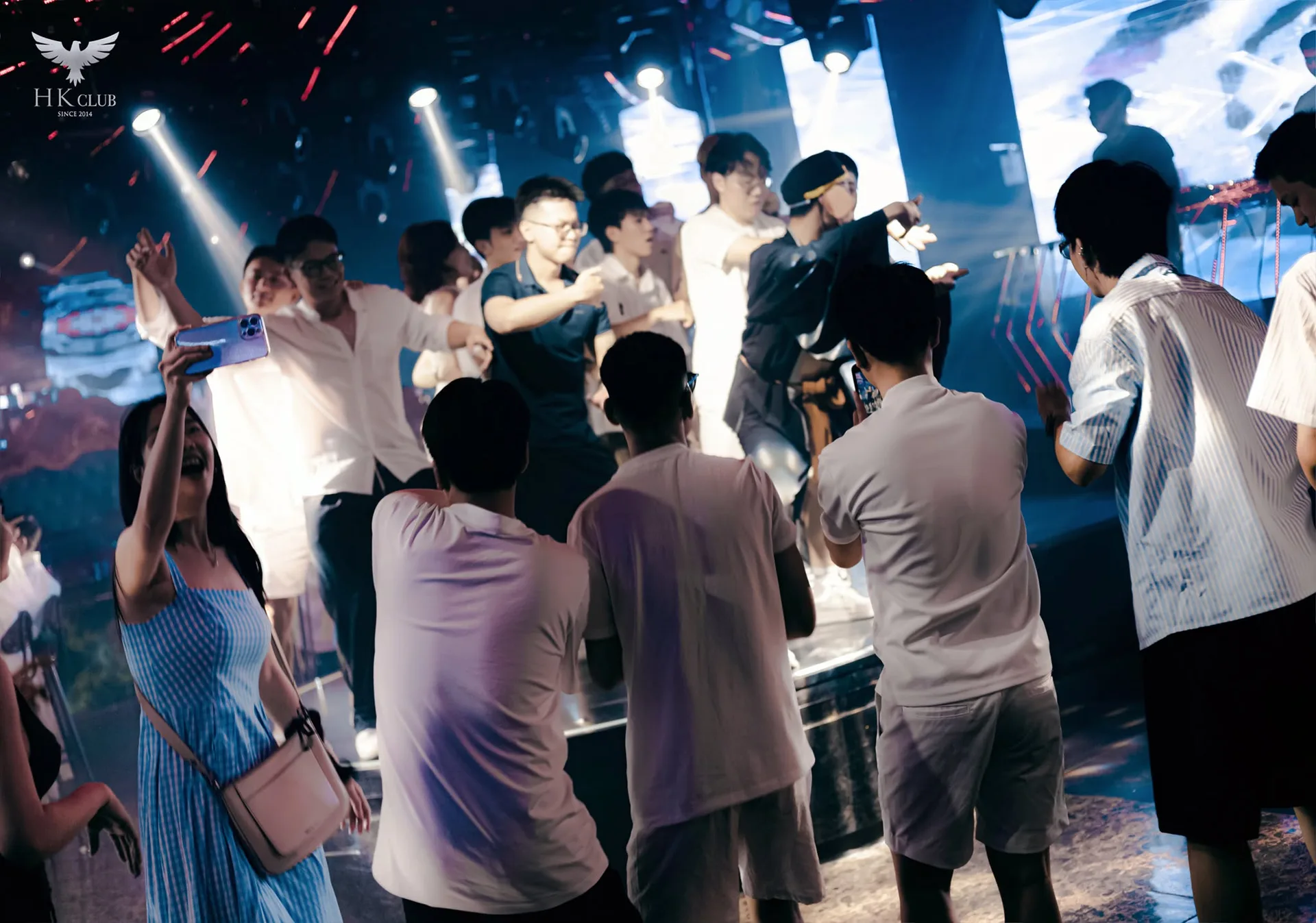 HK Club Nha Trang — khách lên sân khấu nhảy trước màn LED